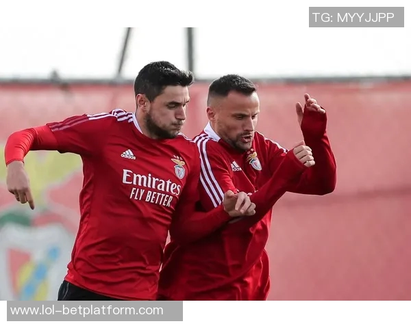 欧冠激战：AC米兰力克本菲卡全场沸腾瞬间回顾